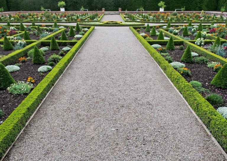 Camino de grava delimitado en un jardín