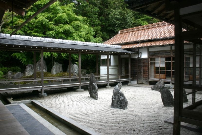 Jardín seco de estilo zen con grava rastrillada y rocas