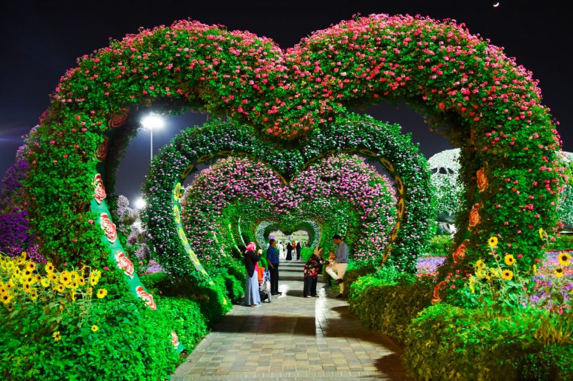 Arco decorado con plantas y flores naturales