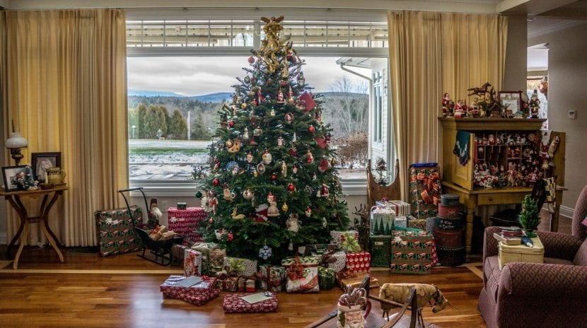 Árbol de Navidad decorado en el salón de una casa