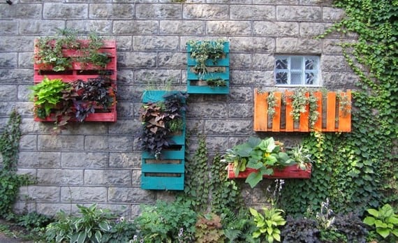 Decorar el jardín con palets reciclados sin riesgos