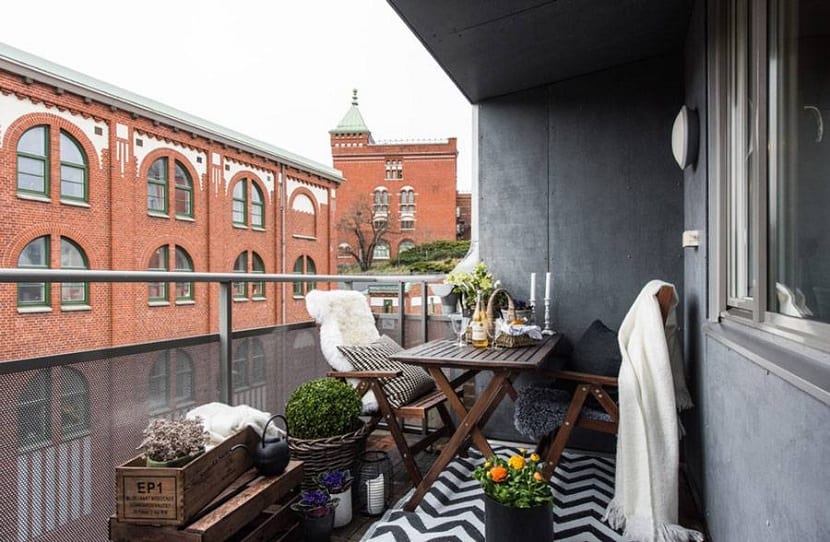 Terraza decorada en estilo chill out con asientos bajos y textiles