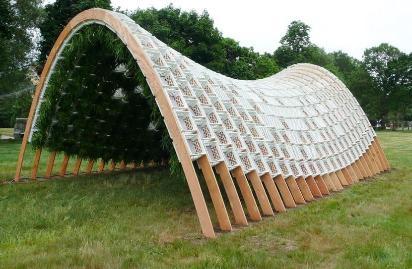 Jardín vertical construido con cajones de leche reciclados y plantas