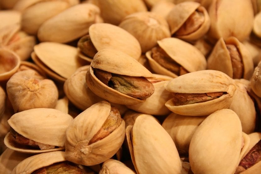 Pistachos con la cáscara abierta en el árbol