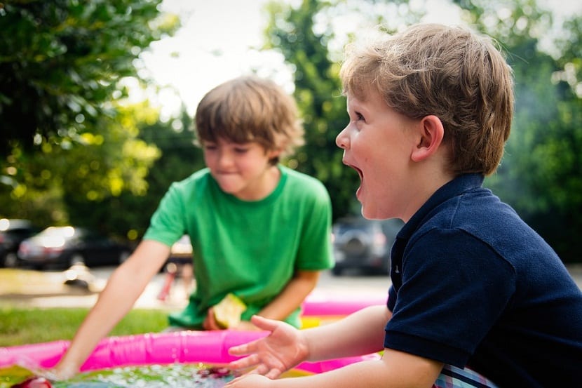 Niños jugando al aire libre en el jardín