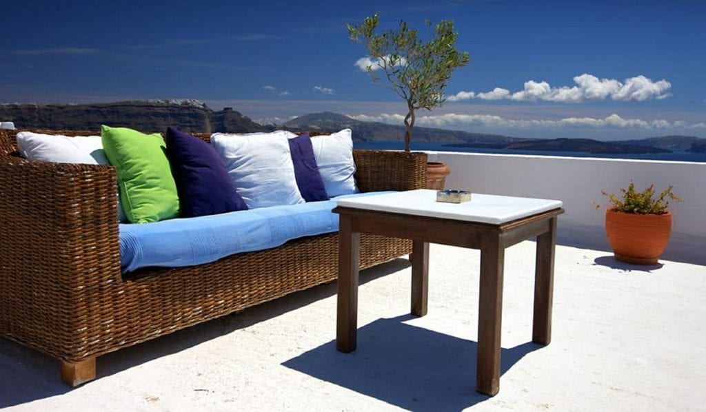 Terraza con mobiliario y plantas organizada por zonas