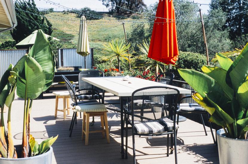 Terraza ajardinada con plantas en altura