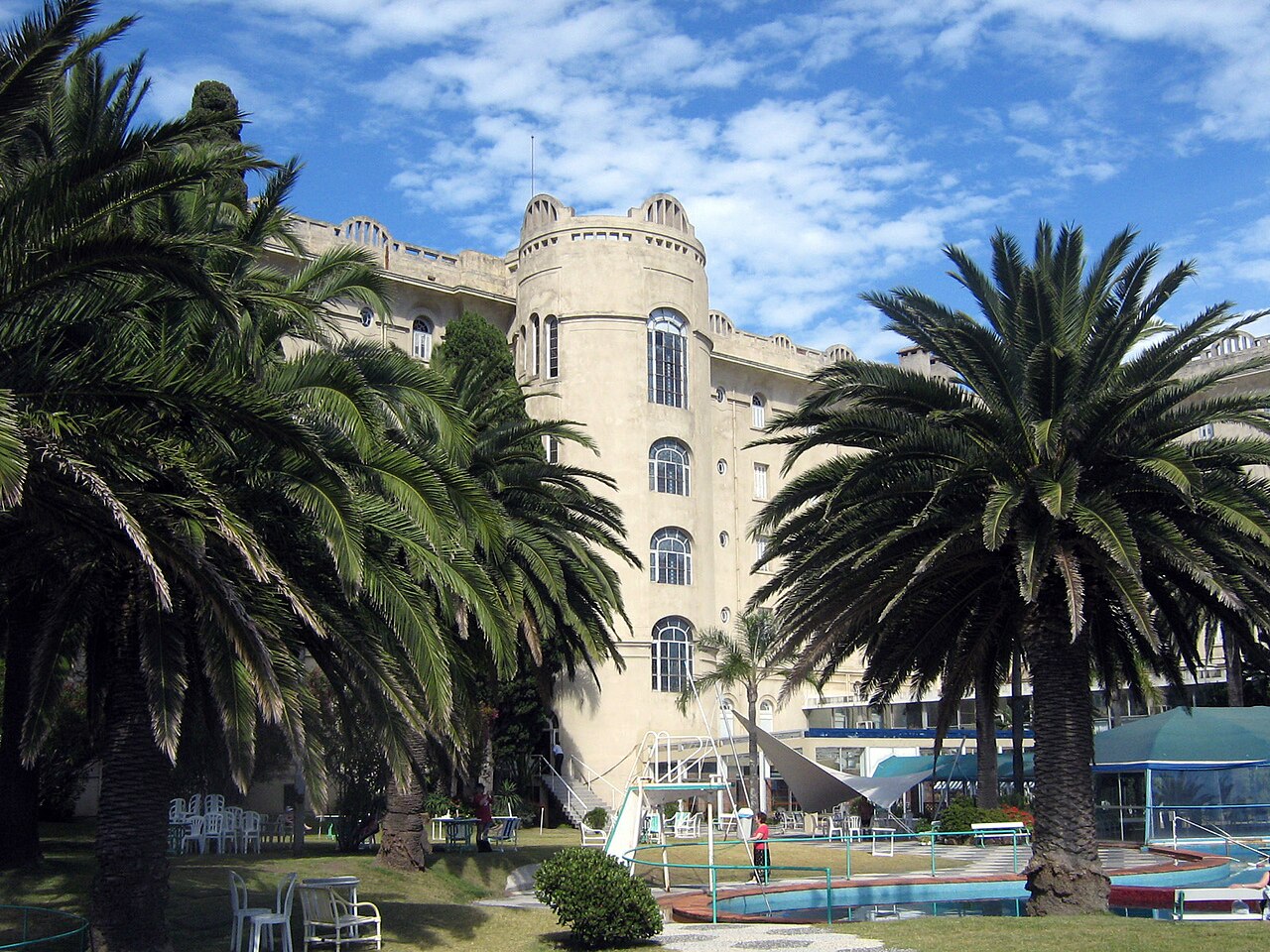 Piscina integrada en el jardín con vegetación en el perímetro