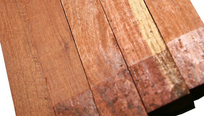 Tablas aserradas de madera tropical de color pardo rojizo