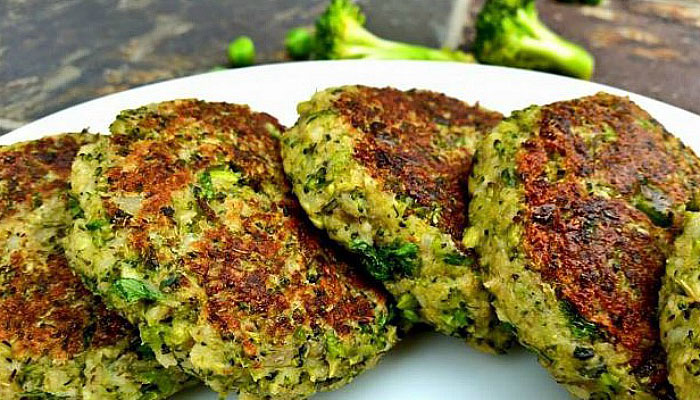Hamburguesas vegetales de brócoli con ramilletes de brócoli fresco al fondo