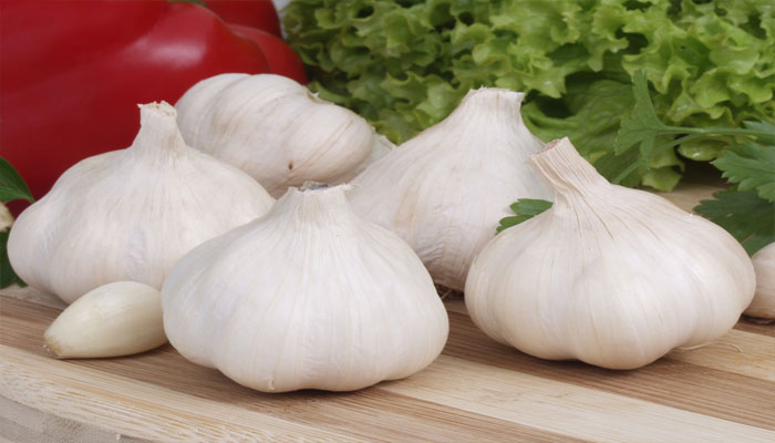 Cabezas de ajo sobre una tabla de madera
