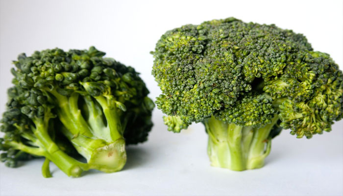 Dos pellas de brócoli, una apretada y otra empezando a soltarse