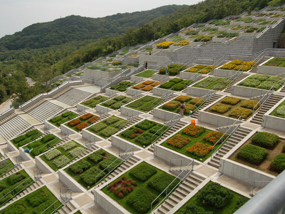 Jardín Hyakudanen: Armonía de las flores y el hormigón